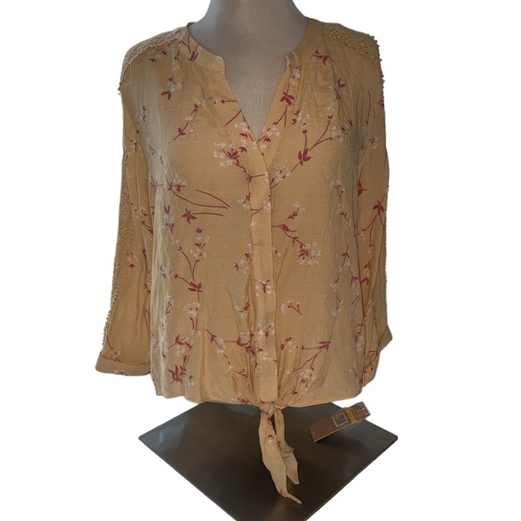 Hope & Harlow Tops - Hope & Harlow blouse high/low tie at bottom lace insert sleeves Size medium NWT